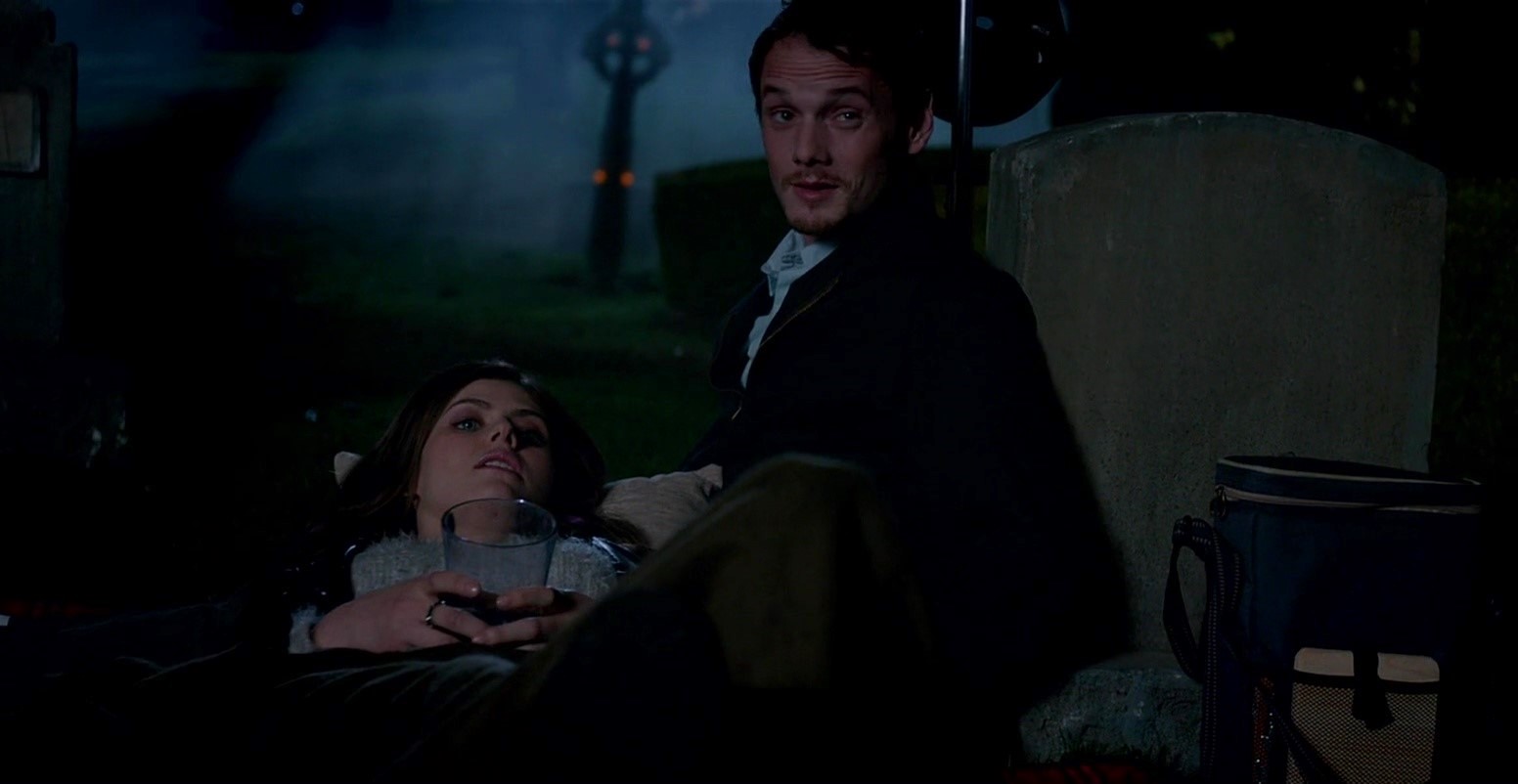 Anton Yelchin and Alexandra Daddario in Burying the Ex (2014)