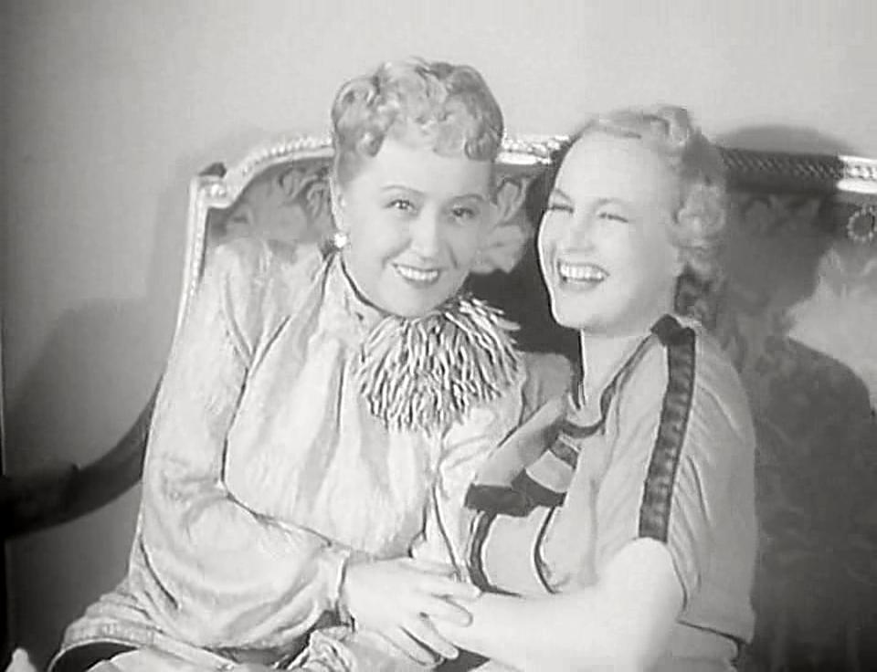 Adina Mandlová and Ruzena Slemrová in Holka nebo kluk (1939)