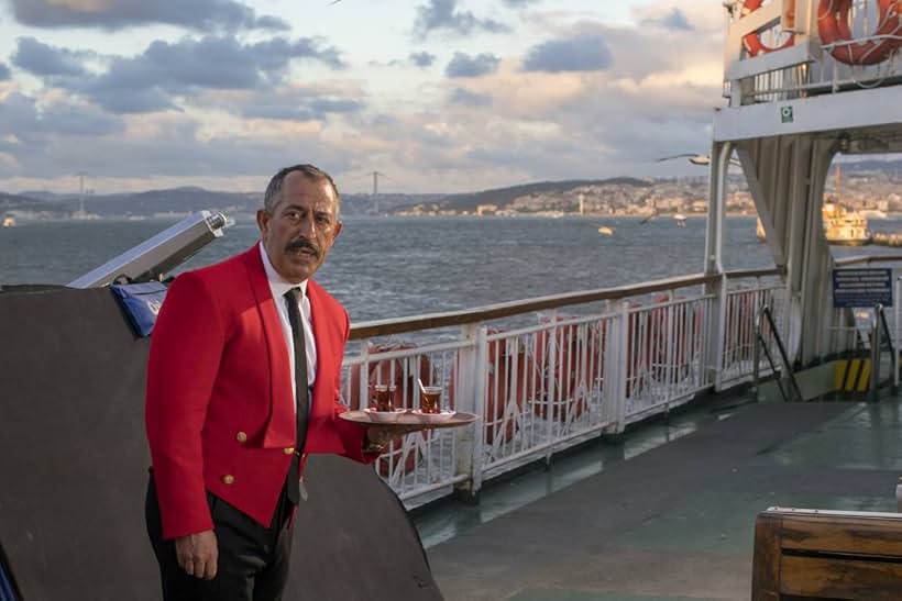 Cem Yilmaz in Karakomik Filmler: 2 Arada (2019)