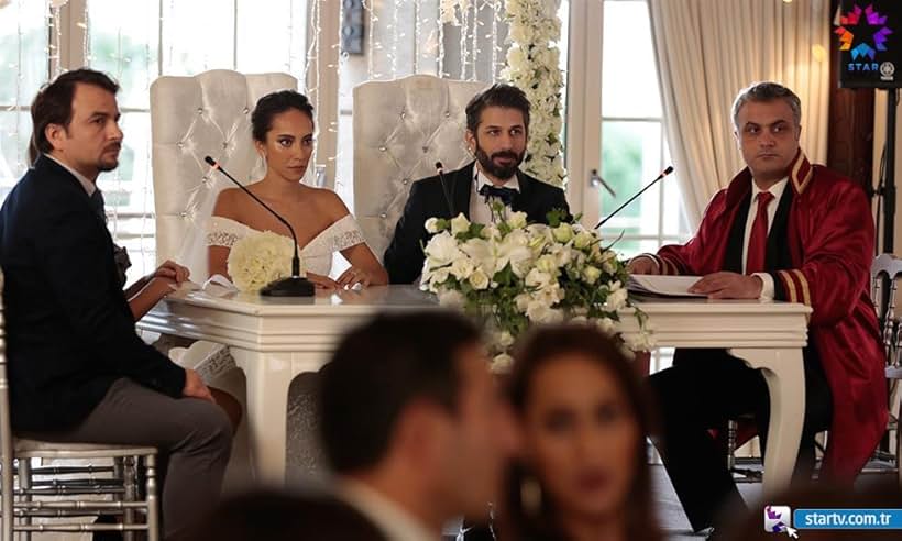 Ushan Çakir and Duygu Sarisin in Ufak Tefek Cinayetler (2017)