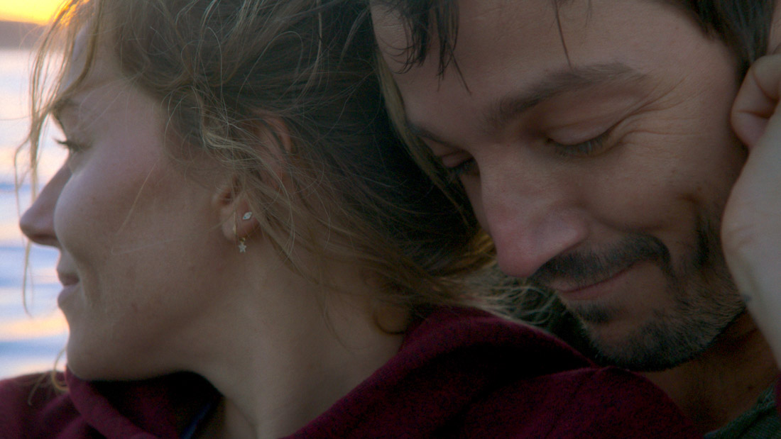 Diego Luna and Sienna Miller in Wander Darkly (2020)