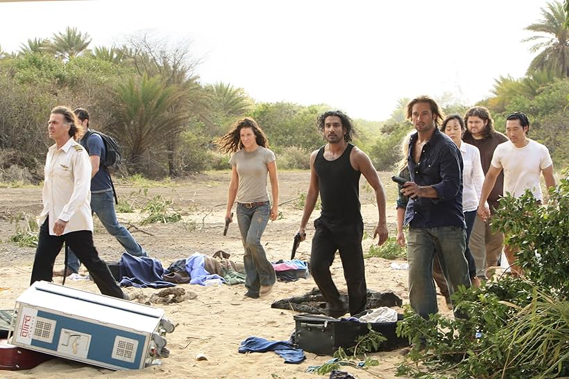 Jeff Fahey, Naveen Andrews, Daniel Dae Kim, Matthew Fox, Jorge Garcia, Josh Holloway, Yunjin Kim, and Evangeline Lilly in Mất Tích (2004)