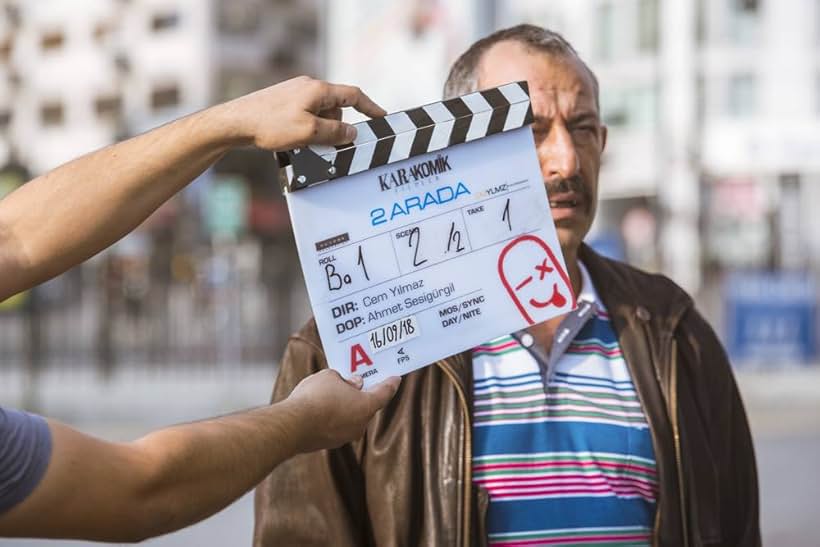 Cem Yilmaz in Karakomik Filmler: 2 Arada (2019)