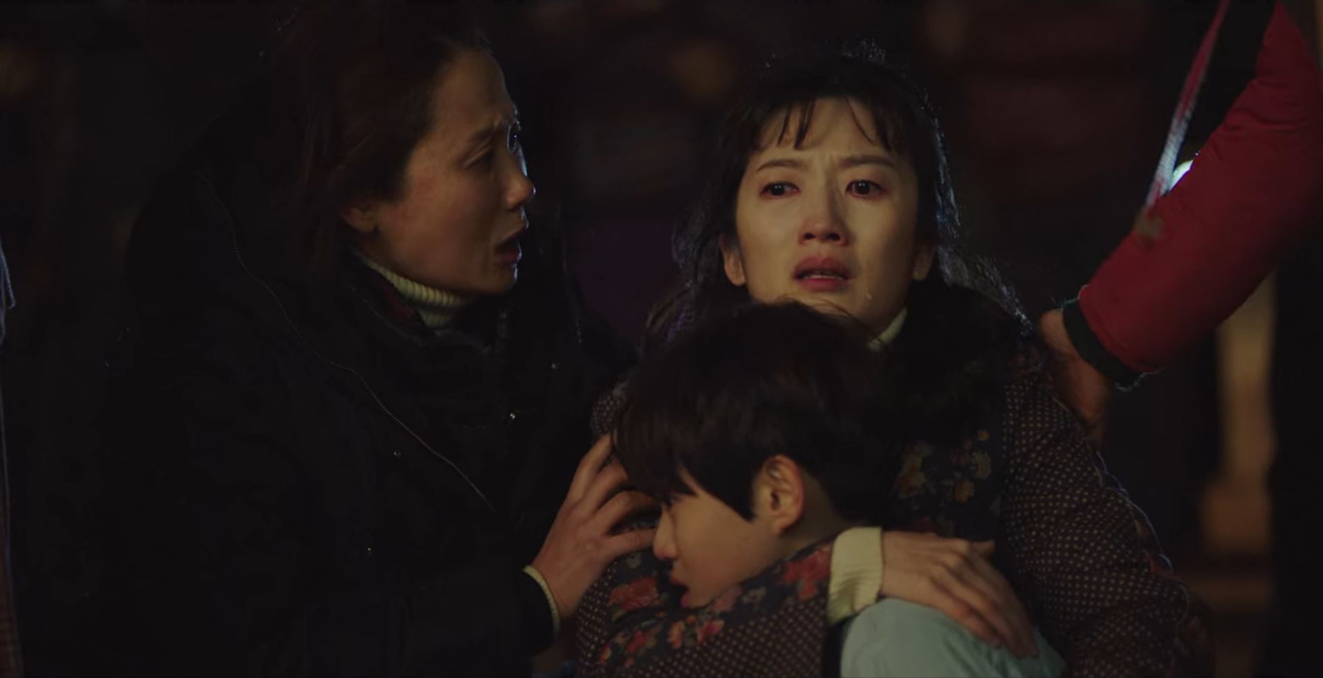 Oh Han-kyul, Jang So-yeon, and Kim Sun-young in Hạ Cánh Nơi Anh (2019)