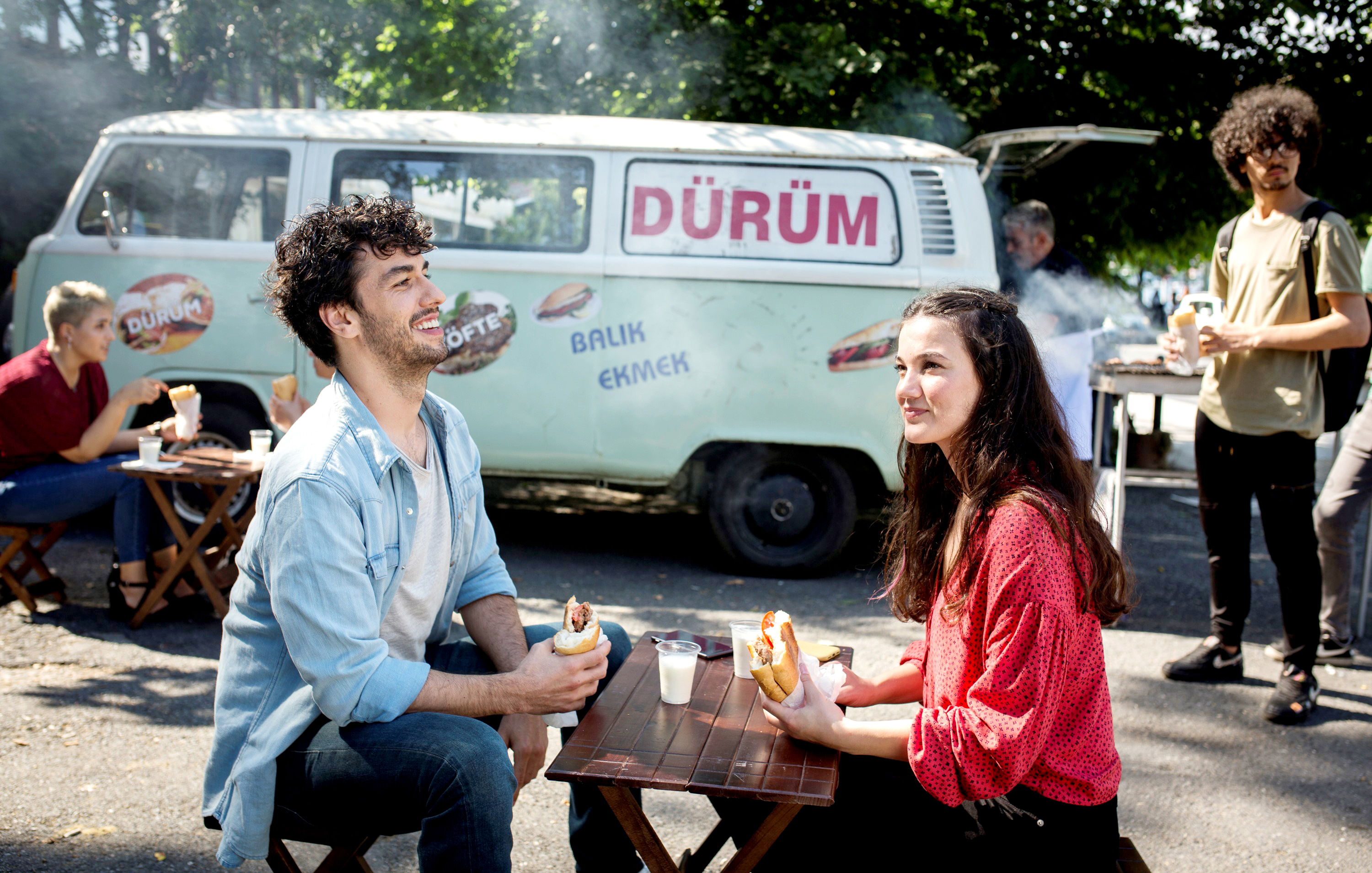 Aras Aydin and Pinar Deniz in Insanlar Ikiye Ayrilir (2020)