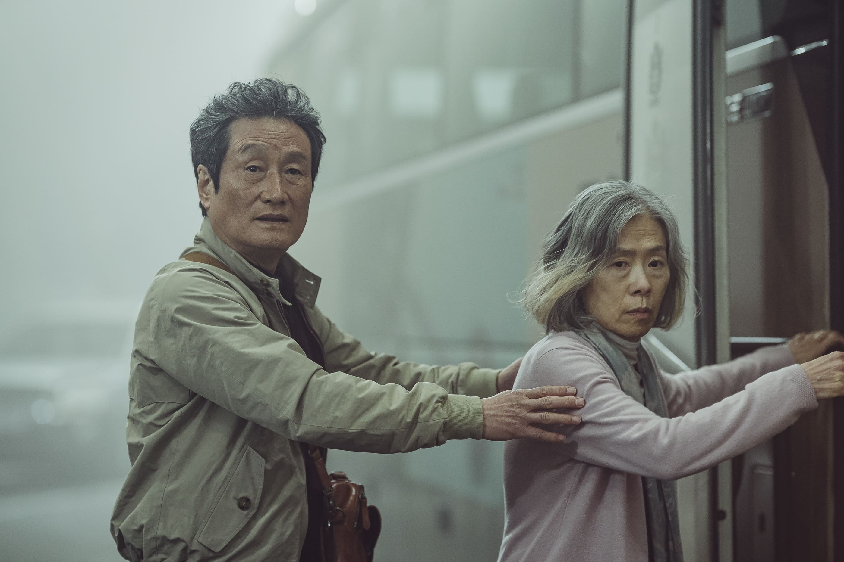 Moon Sung-keun and Ye Soo-jung in Dự Án Mật: Thảm Hoạ Trên Cầu (2023)