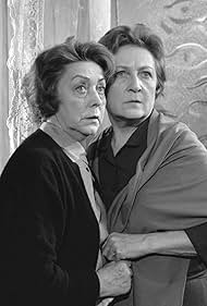 Ellen Gottschalch and Randi Michelsen in Vend dig ikke om (1964)