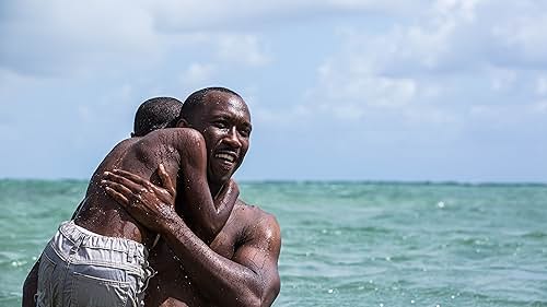 Mahershala Ali and Alex R. Hibbert in Ánh Trăng (2016)