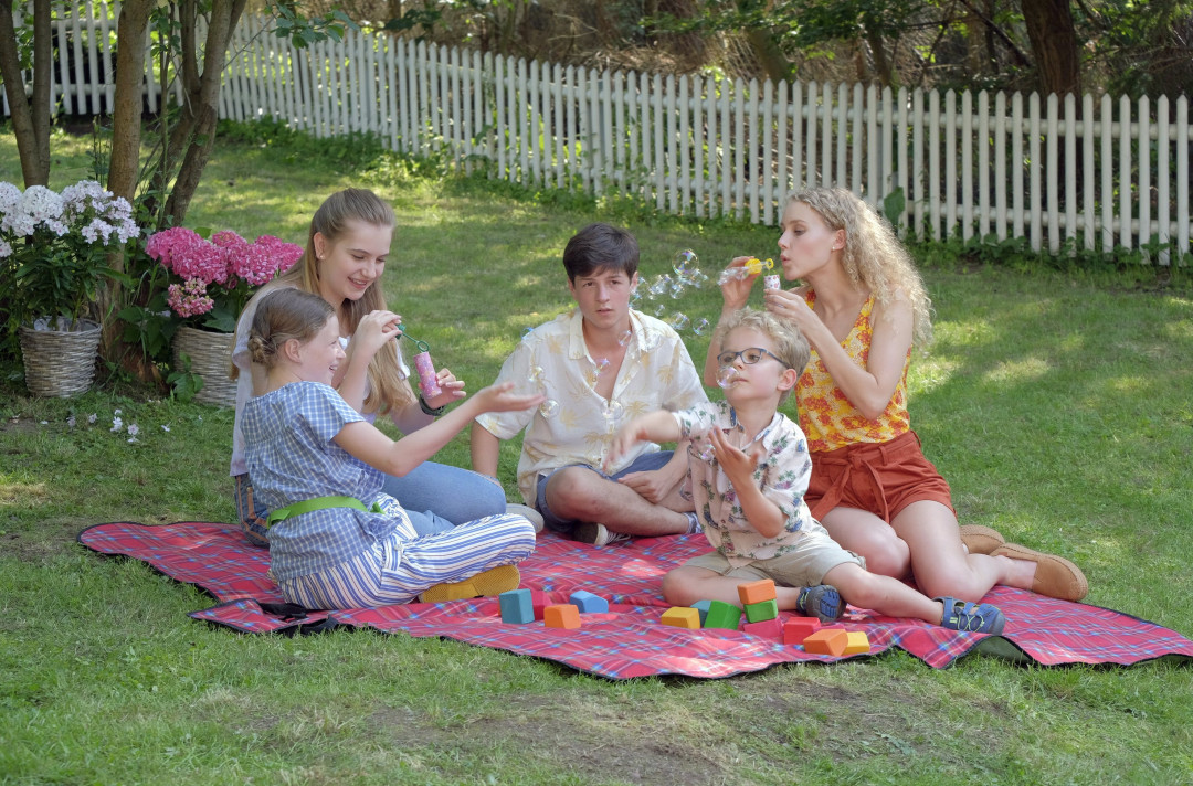 Nelly Hoffmann, Hannes Gwiasda, Julian König, Pauline Angert, and Anne Sophie Triesch in Familie Dr. Kleist (2004)