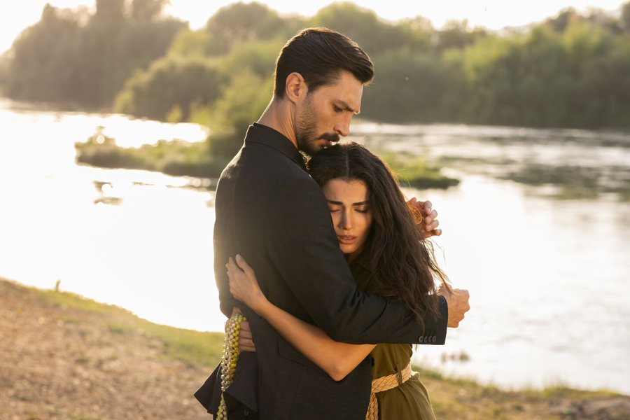 Özge Yagiz and Ilhan Sen in Safir (2023)