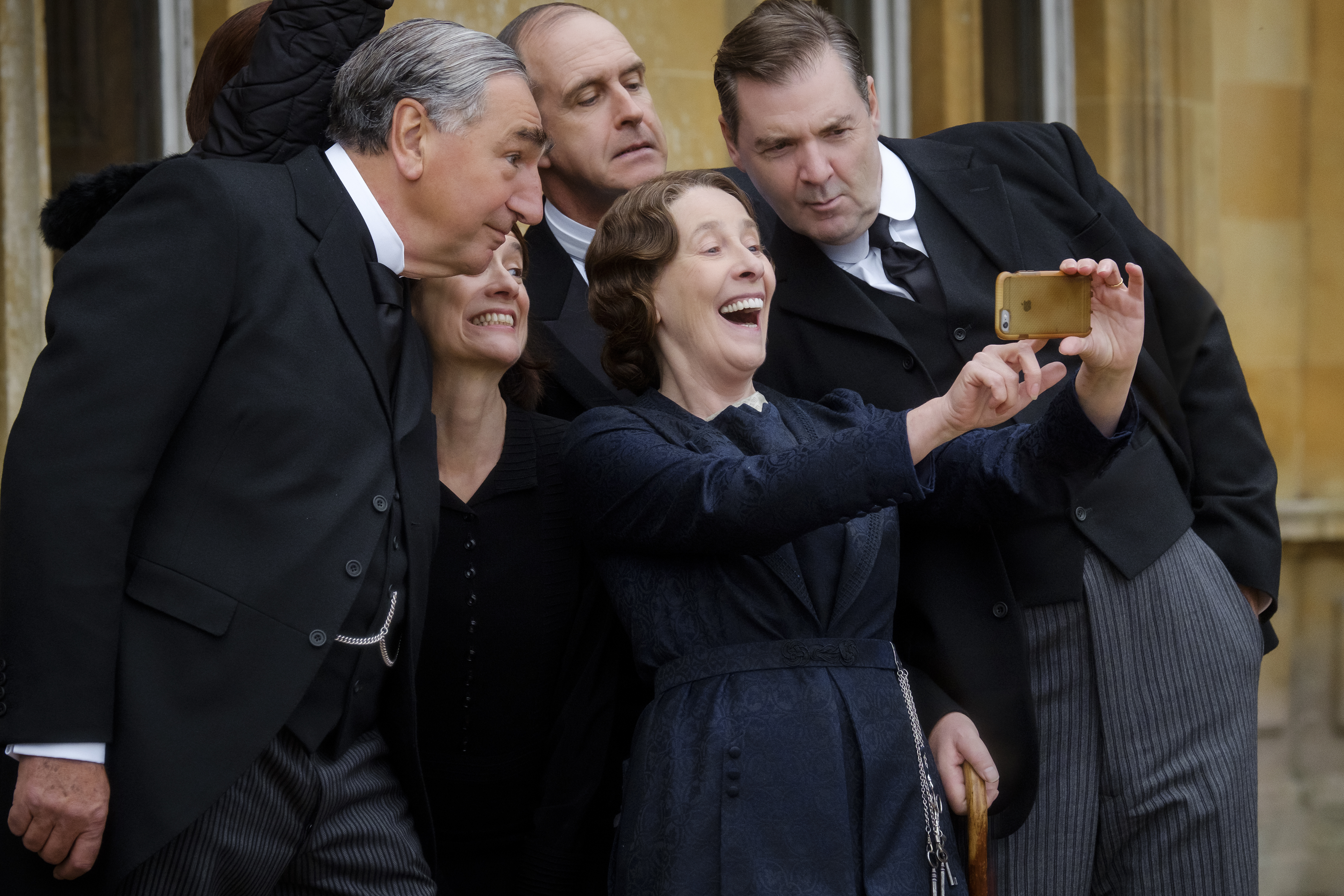 Jim Carter, Raquel Cassidy, Brendan Coyle, Kevin Doyle, and Phyllis Logan in Tu Viện Downton (2019)