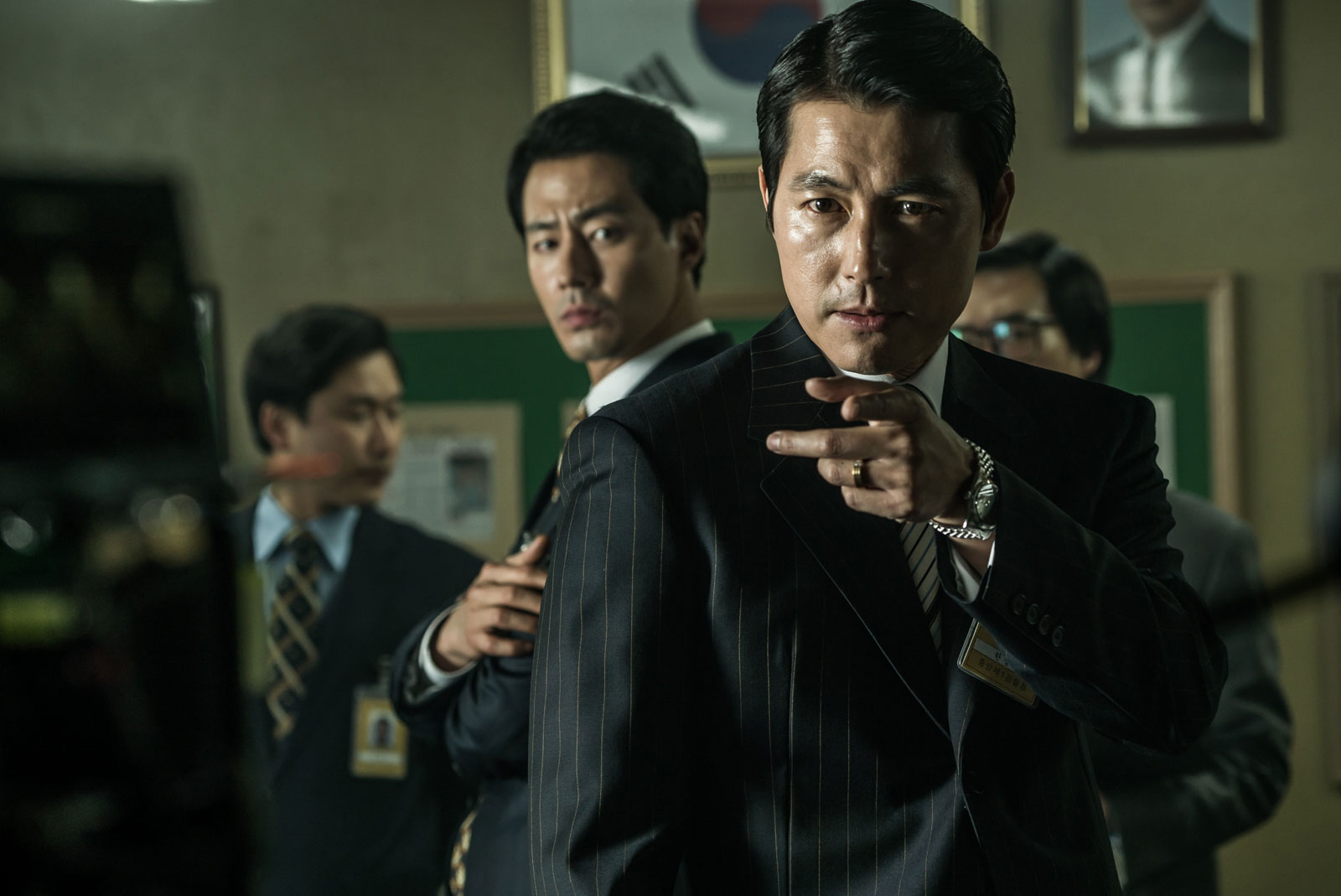 Jung Woo-sung and Zo In-sung in Ông Hoàng (2017)