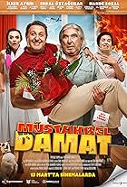 Erdal Özyagcilar, Nilgün Kasapbasoglu, Suat Sungur, Ilker Ayrik, Hande Soral, and Ahu Sungur in Müstakbel Damat (2022)