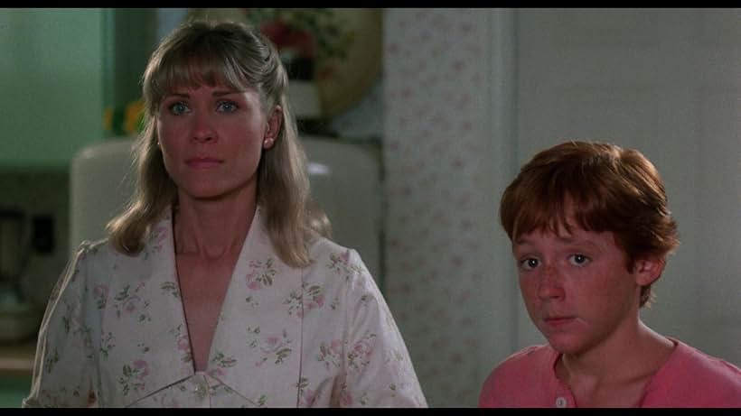 Scott Grimes and Dee Wallace in Những con nhím ngoài hành tinh (1986)