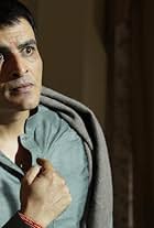 Manav Kaul in Cuộc Chơi Bí Ẩn (2016)