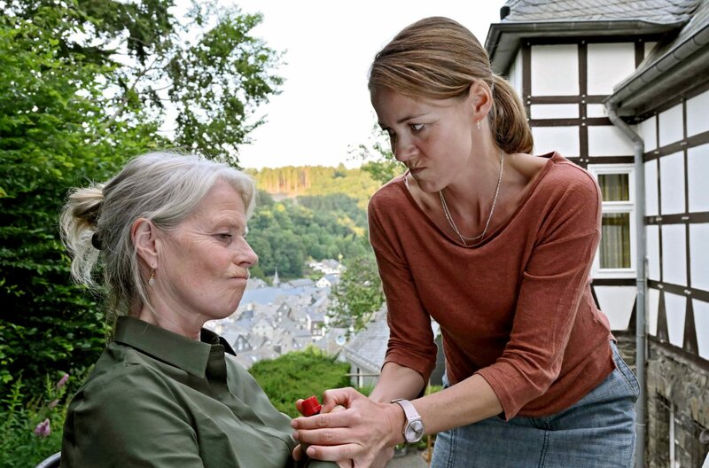 Corinna Kirchhoff and Jessica Ginkel in Familiengeheimnisse (2021)