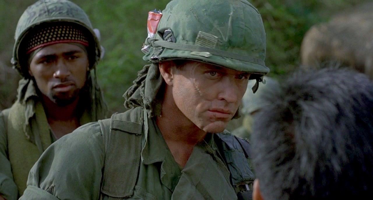 Tom Berenger and Reggie Johnson in Trung Đội (1986)