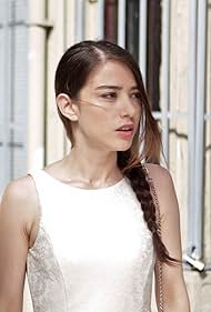 Özge Gürel in Mùa Anh Đào (2014)