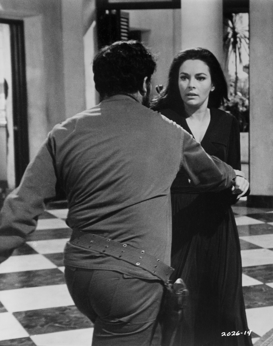 John Vernon and Karin Dor in Chiến Tranh Lạnh (1969)