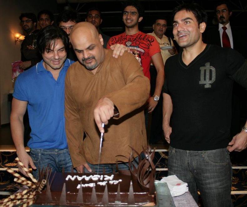 Cake cutting at the premiere of Kisaan (2009). Actor/producer Sohail Khan, director Puneet Sira, Amaal Mallik and Arbaaz Khan