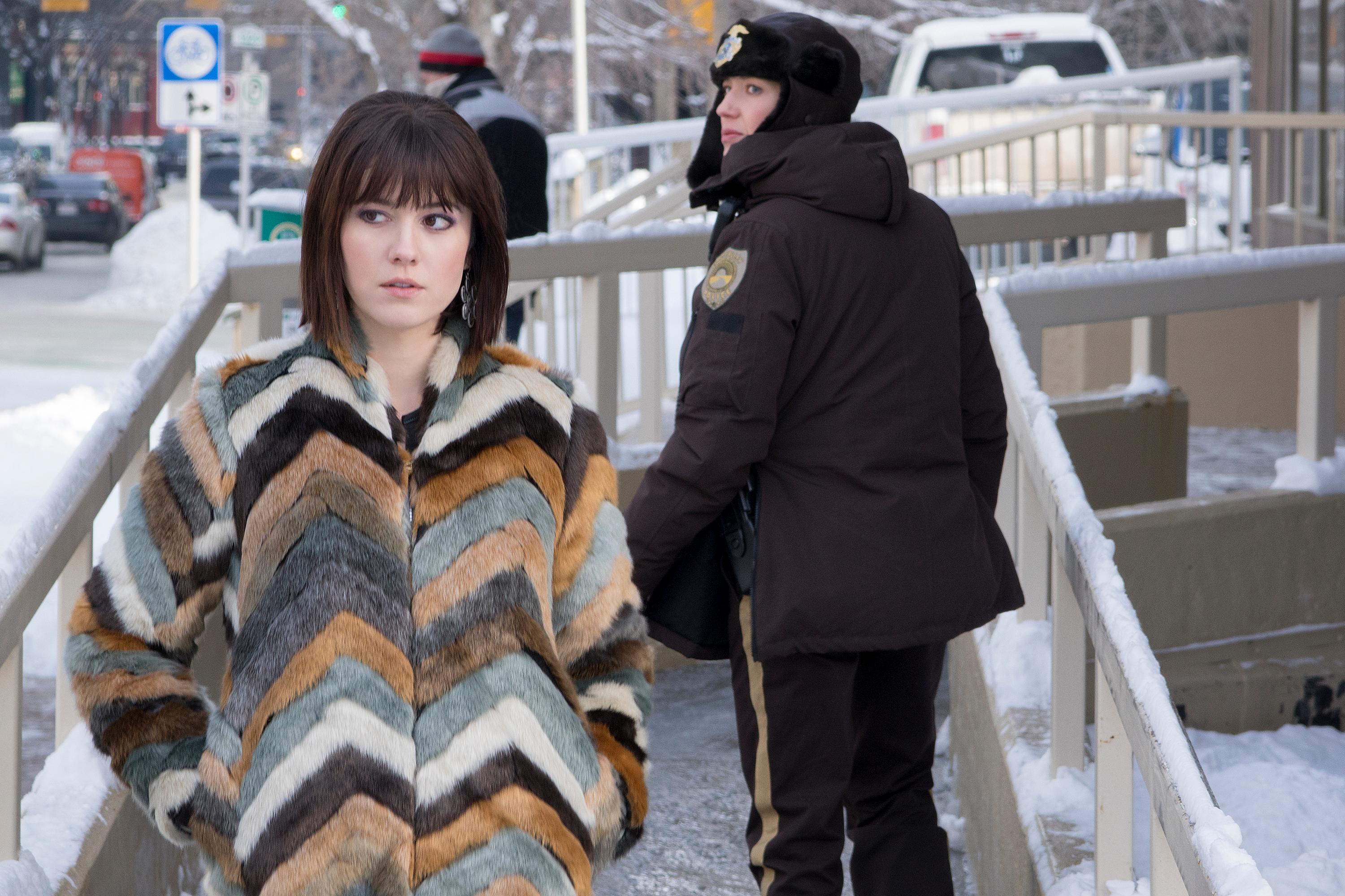 Mary Elizabeth Winstead and Carrie Coon in Thị Trấn Fargo (2014)