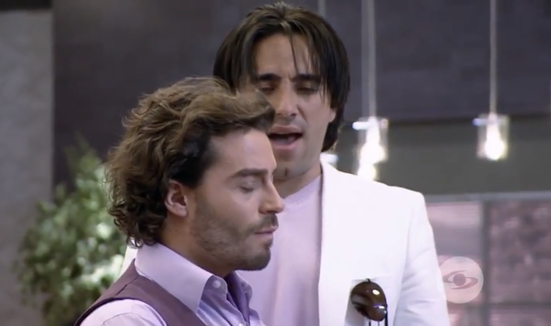 Juan Pablo Espinosa and Fabian Mendoza in El Secretario (2011)