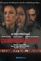 Selda Alkor, Mehmet Ali Nuroglu, and Özge Özberk in Çemberimde Gül Oya (2004)