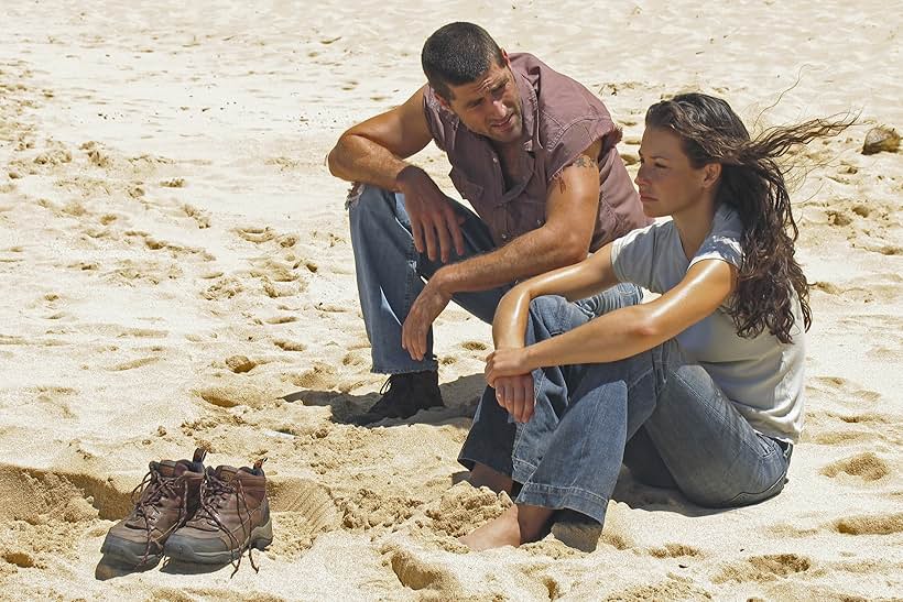 Matthew Fox and Evangeline Lilly in Mất Tích (2004)