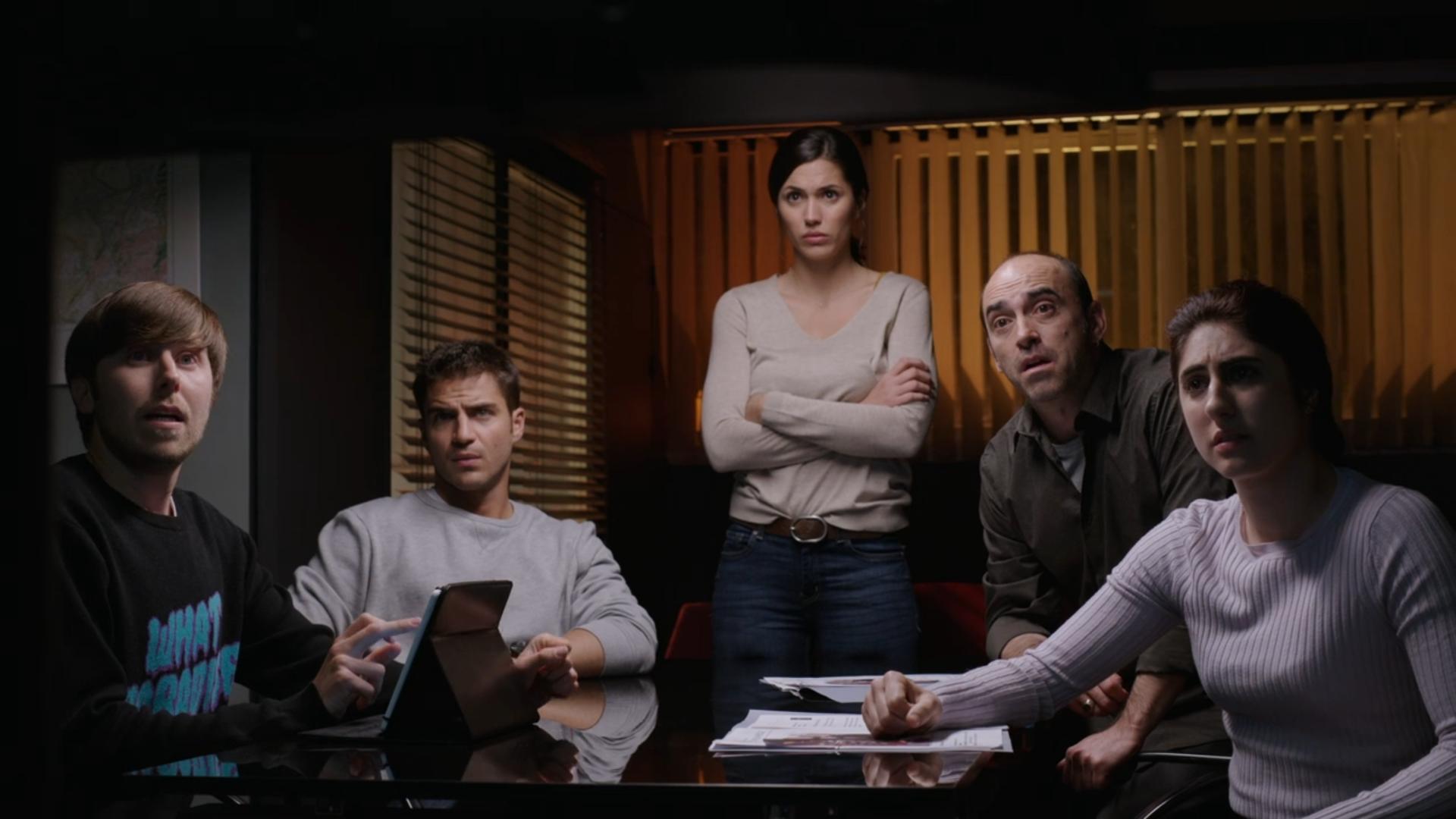 Maxi Iglesias, Chani Martín, Víctor Manuel Martínez, Michelle Calvó, and Amanda Ríos in Al mando (2020)