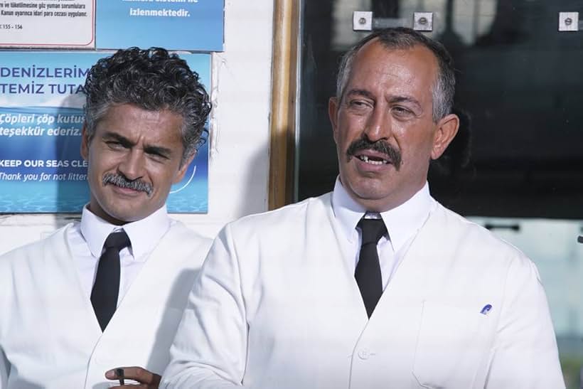 Cem Yilmaz and Umut Kurt in Karakomik Filmler: 2 Arada (2019)