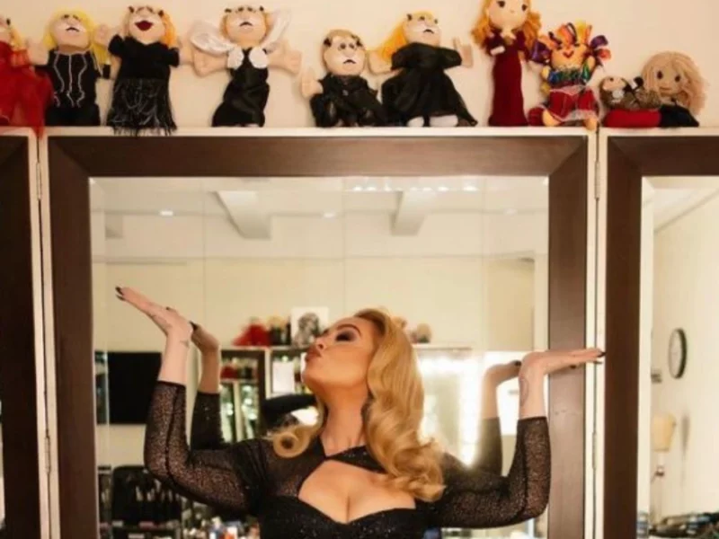 Adele presume sus muñecos del Dr. Simi como trofeos